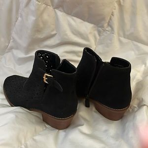 Cole Hann Grand øs. Black Suede. Hole pattern on top of toes. Zip on boot.